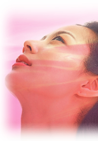 毛髪内部のマトリックスプロテインを補修し、保湿力を回復しながら柔らかくしなやかに落ち着かせ、パサつきを予防します。また、加温（ドライヤー熱）で脱水縮合を起こし、コーティング性、持続性が高まります。